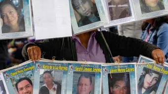 Familiares de desaparecidos cubren con fotografías el zócalo de Atlixco
