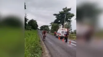 A orillas de la carretera Estatal 101, hallan el cuerpo de una mujer sin vida