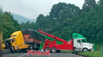 FOTOS: Tráiler pierde el control y genera bloqueo de vialidad en Huauchinango 