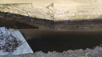 Derrame de hidrocarburo en arroyo provoca malestares a pobladores de Xicotepec