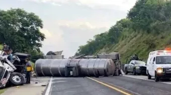 Volcadura de pipa en la autopista México-Tuxpan cobra la vida de 3 personas