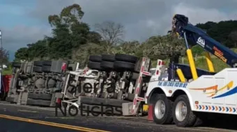 Volcadura provoca cierre en la Chignahuapan-Tejocotal