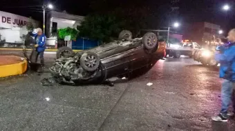 Fuerte accidente en Xicotepec deja daños materiales y vehículo abandonado