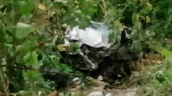 Familia voló a barranca con auto en Pahuatlán; murió la esposa