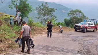 Camión se precipita a barranco en Tlacuilotepec; dos heridos trasladados al hospital