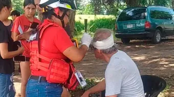 Se estrellan autos en Venustiano Carranza, un conductor terminó volcado 