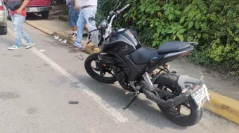 Camioneta avienta a motociclista en Xicotepec