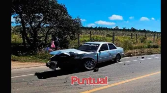 Fuerte accidente entre autos particulares en la autopista Tlaxco-Tejocotal
