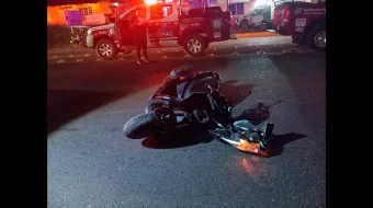 Motociclistas derrapan por exceso de velocidad en Xicotepec 