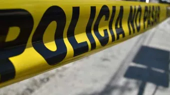 Hombre sale por la puerta falsa dentro de su vivienda en Miahuatlán