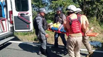 Pareja cae de moto y termina con severas lesiones en Venustiano Carranza