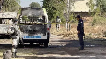 Calcinan cuatro unidades de la ruta Malacatepec por riña entre concesionarios y choferes