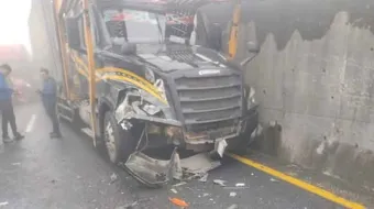 Choque de dos tráileres y un vehículo a causa de la densa neblina en la México-Tuxpan