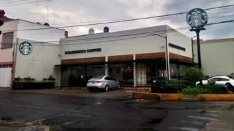 Cinco delincuentes en asalto masivo a clientes del Starbucks en la capital