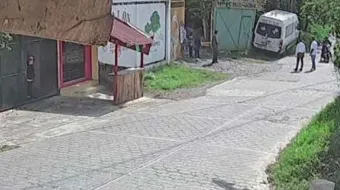 Combi se estampó contra portón en Xicotepec