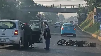 Encontronazo entre auto y moto deja cuantiosos daños materiales en la Carretera Estatal 141