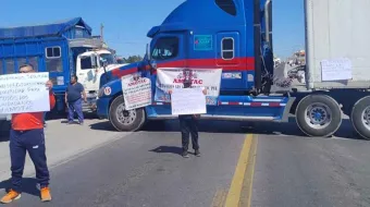 Transportistas bloquean El Seco-Zacatepec, exigen mayor seguridad