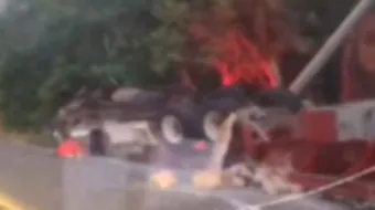 En Jalpan volcadura de tráiler desata robo de carga mientras conductor queda atrapado