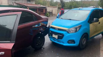 Colisión entre tres vehículos en la federal Pachuca-Tuxpan provoca daños materiales
