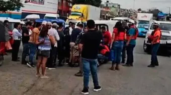 Policía resultó herido al estrellarse contra mototaxi en Venustiano Carranza 