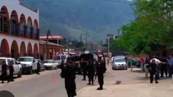 Movilización de la Marina por tráiler abandonado en Zihuateutla