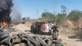 Incendio en depósito de llantas moviliza a bomberos y vecinos en Texmelucan