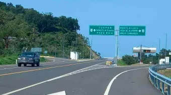 Delincuentes roban autos, camiones y pipas en la autopista México-Tuxpan