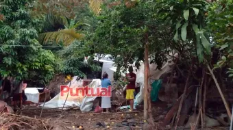 Maestra pierde el control y cae a barranco en la Pachuca-Tuxpan