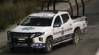 Vuelca patrulla tras persecución y balacera en Periférico