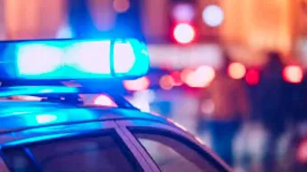 Abandonan vehículo con cadáver en Camino Real; investigan móvil del crimen