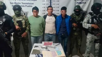 Detienen a tres hombres en San Cristóbal Tepatlaxco por drogas y armas
