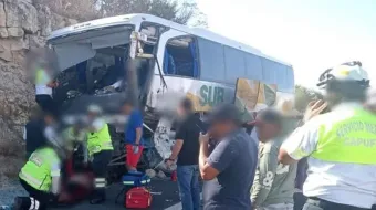 Un muerto al estrellarse autobús y camión en la carretera Cuacnopalan
