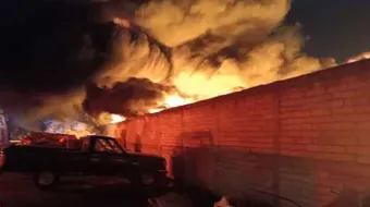 Incendio en San Miguel Canoa; recicladora en llamas durante la madrugada