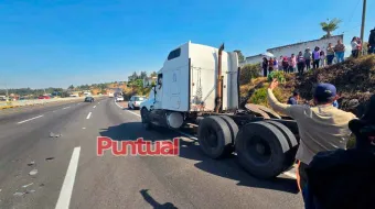 Accidente en la México-Puebla: Tráiler volcado y varios vehículos impactados en Tlahuapan