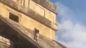 Turista desafía las reglas de Chichén Itzá, sube a la pirámide y es agredido por la multitud