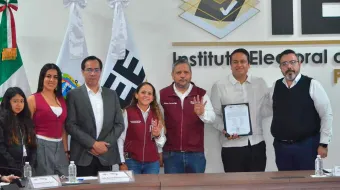 Juan Rivera Trejo recibe constancia como alcalde electo de Chignahuapan