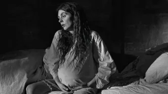 La Chica de la Aguja llega a MUBI: Un drama basado en hechos impactantes