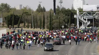 Manifestación de conductores de taxis pirata paralizan Vía Atlixcáyotl exigiendo legalización