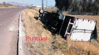 Tráiler vuelca en Texmelucan y deja conductor herido e intenso tráfico