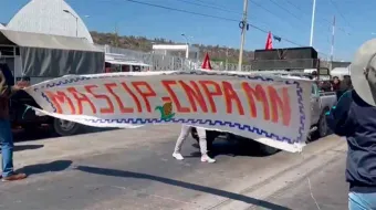 Protesta en la México-Puebla: Exigen justicia por negligencia médica en Zoquitlán