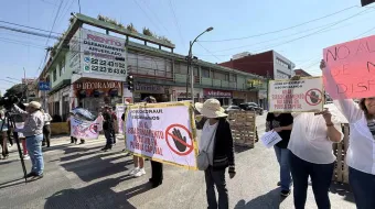 Caos vial por cierre de calles contra Parquímetros en la capital poblana