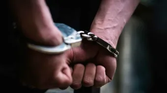Aseguran en Atlixco a sujeto con arma de fuego y droga en la vía pública
