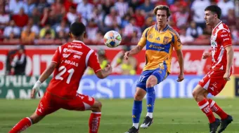 Cruz Azul pega primero a León; Tigres mantiene su ventaja con empate ante Necaxa