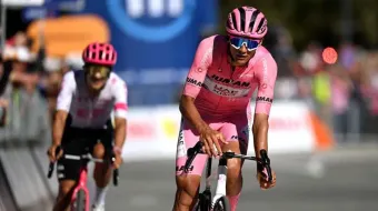 Del Toro pierde el liderato pero asegura histórico podio para México en el Giro