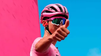 Isaac del Toro resiste en la cima del Giro tras etapa 19; se avecina el duelo final en Sestrière