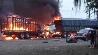 Muere conductor tras incendio por choque de tráiler en la carretera Pachuca-Tuxpan
