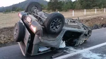 Mujer herida al volcar su camioneta en Pantepec