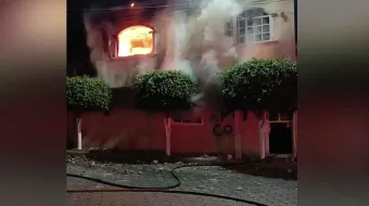 Rabia ciudadana: incendian casa de responsables de golpiza a vendedor en Tehuacán