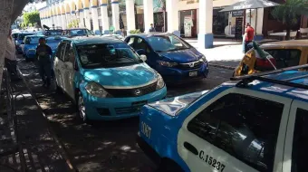 Taxistas de Tehuacán bloquean avenidas contra aplicaciones de transporte