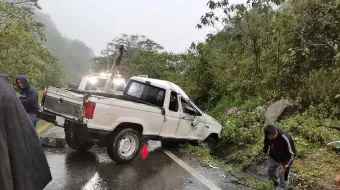 Una mujer lesionada al volcar camioneta en la Sierra Norte